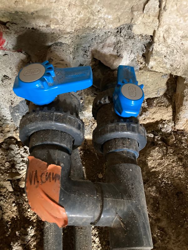 Pool valves: Vacuum closed, skimmer open